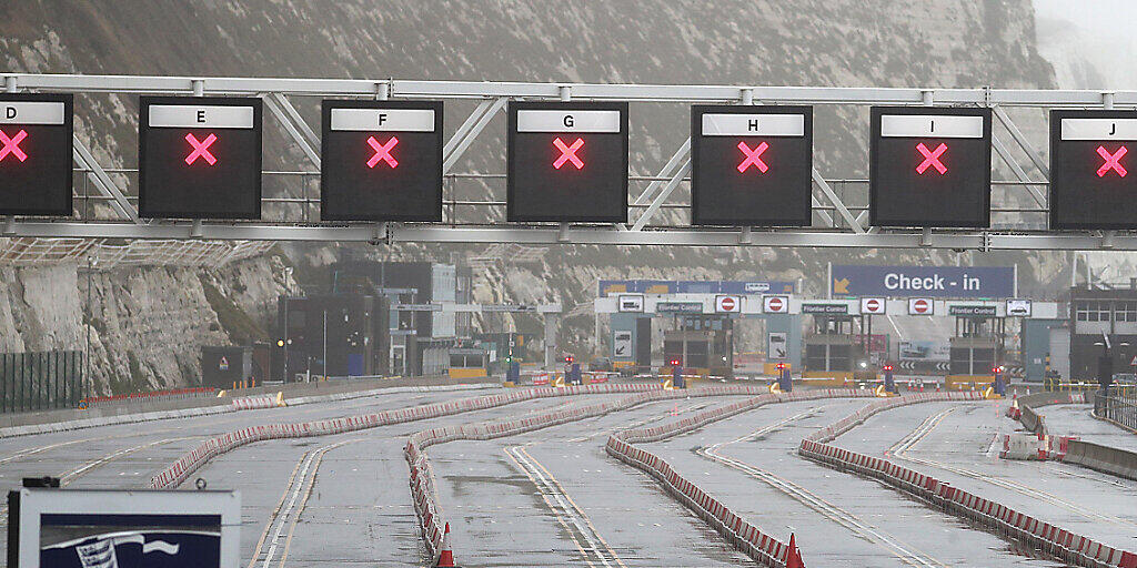 Alle Check-in-Spuren im Hafen von Dover sind gesperrt. Wegen der rasanten Ausbreitung der in Großbritannien entdeckten Variante des Coronavirus hat neben anderen Staaten Frankreich die Grenzen zum Vereinigten Königreich geschlossen. Foto: Steve Parsons/PA Wire/dpa