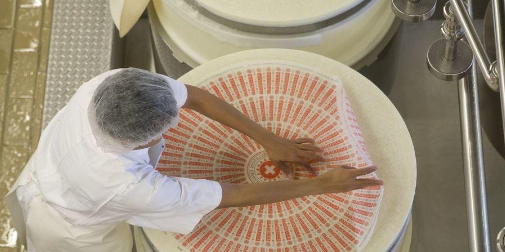 Nur gerade 10 Prozent der weltweit verkauften Emmentaler-Käse werden auch in der Schweiz hergestellt. (Archivbild) Nur gerade 10 Prozent der weltweit verkauften Emmentaler-Käse werden auch in der Schweiz hergestellt. (Archivbild)