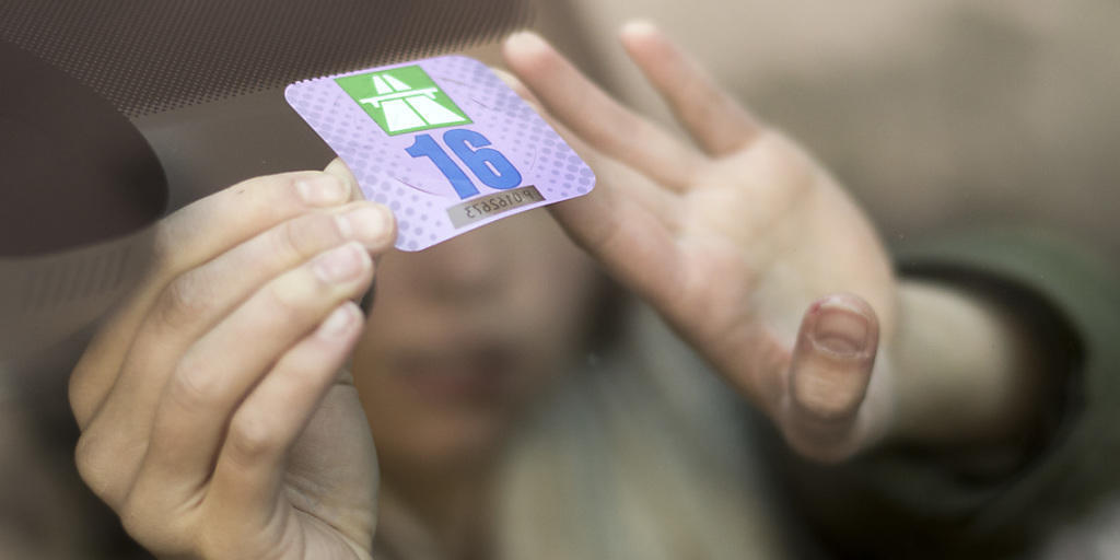 Schluss mit Kleben: Der Bundesrat will die Vignette durch eine elektronisch erhobene Gebühr ersetzen. (Archivbild)