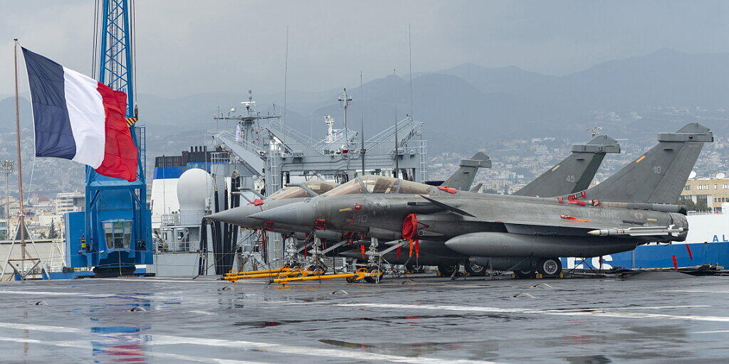 Flugzeuge an Deck des französischen Flugzeugträgers Charles de Gaulle im Hafen von Limassol. Als Grund für die spektakuläre französische Militärpräsenz in Zypern gilt die Entdeckung von unterseeischen Erdgasvorkommen südlich von Zypern.