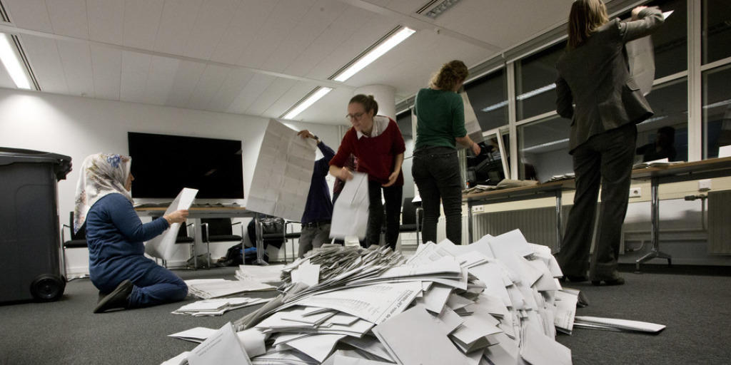 Auszählung von Wahlzetteln am Mittwochabend im Büro des Bürgermeisters von Den Haag. Auszählung von Wahlzetteln am Mittwochabend im Büro des Bürgermeisters von Den Haag.