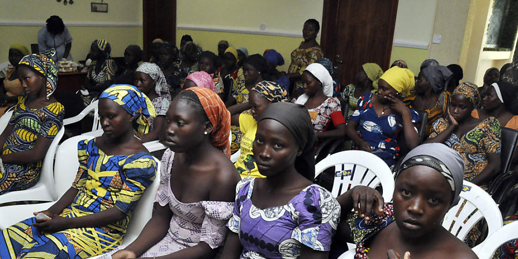Die aus der Geiselhaft der islamistischen Terrormiliz Boko Haram in Nigeria freigekommenen überwiegend christlichen jungen Frauen warten in der Hauptstadt Abuja auf Präsident Buhari.