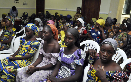 Die aus der Geiselhaft der islamistischen Terrormiliz Boko Haram in Nigeria freigekommenen überwiegend christlichen jungen Frauen warten in der Hauptstadt Abuja auf Präsident Buhari.