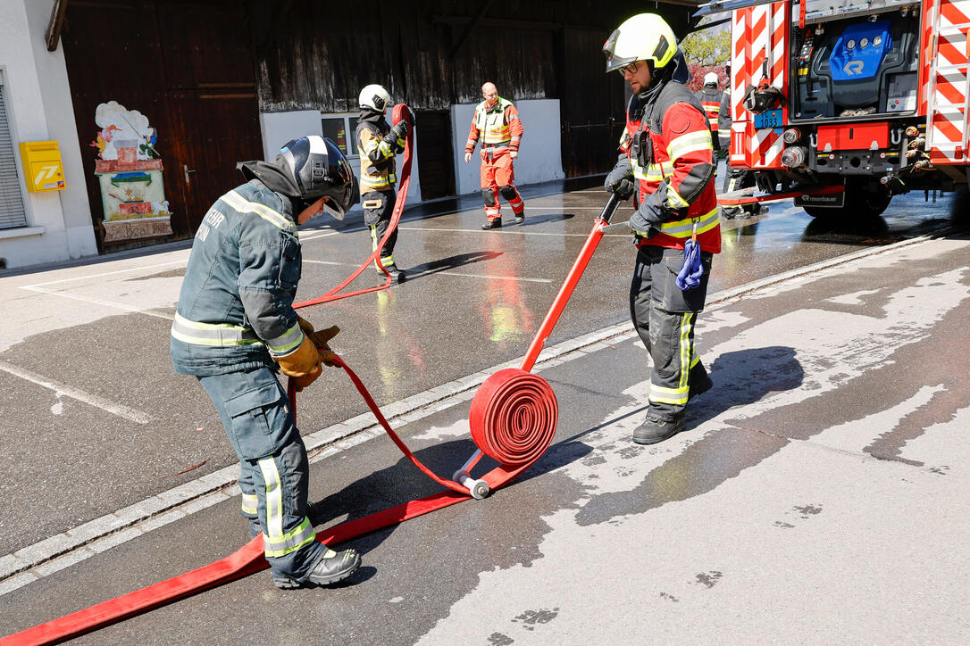 Schluss&uuml;bung beim Kurs f&uuml;r neue Feuerwehrleute beim "Restaurant L&ouml;wen&raquo; in Gamprin-Bendern.