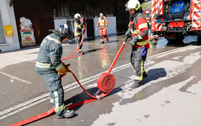 Schluss&uuml;bung beim Kurs f&uuml;r neue Feuerwehrleute beim "Restaurant L&ouml;wen&raquo; in Gamprin-Bendern.
