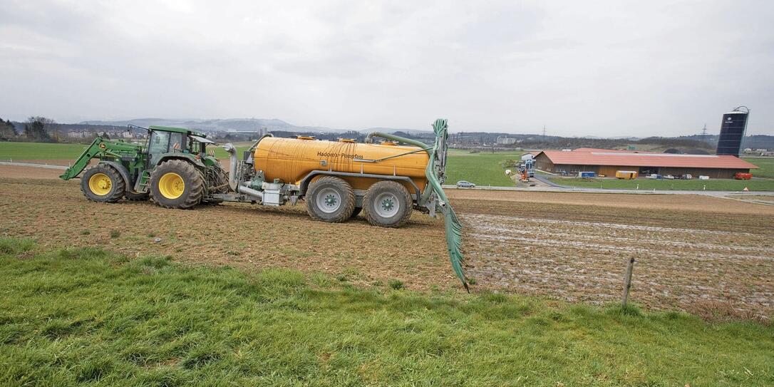 BAUERNHOF, HOF, BIOGAS, KOMPOGAS, OEKOSTROM, HERSTELLUNG, STROMERZEUGUNG, BIOMASSESTROM, STROM, ALTERNATIVENERGIE, DUENGEMITTEL, DUENGEN, GUELLEN, GUELLE, TRAKTOR, DUENGER FELDARBEIT