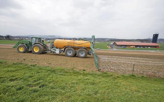 BAUERNHOF, HOF, BIOGAS, KOMPOGAS, OEKOSTROM, HERSTELLUNG, STROMERZEUGUNG, BIOMASSESTROM, STROM, ALTERNATIVENERGIE, DUENGEMITTEL, DUENGEN, GUELLEN, GUELLE, TRAKTOR, DUENGER FELDARBEIT