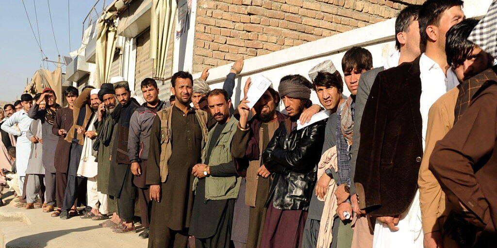 In Afghanistan wurde am Samstag ein neues Parlament gewählt. Es kam zu tödlichen Anschlägen und Chaos in den Wahllokalen.