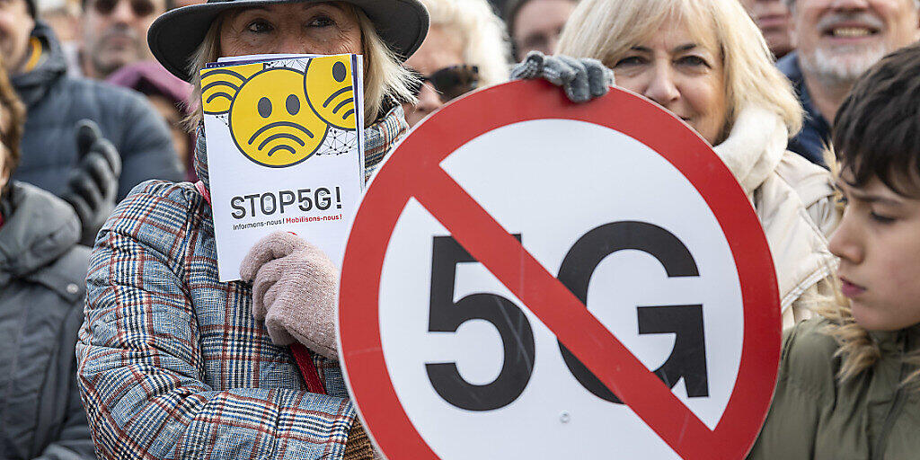 Etwa 200 Menschen nahmen an einer Protestkundgebung gegen 5G in Genf teil. Die Kundgebung war Bestandteil eines internationalen Protesttags.