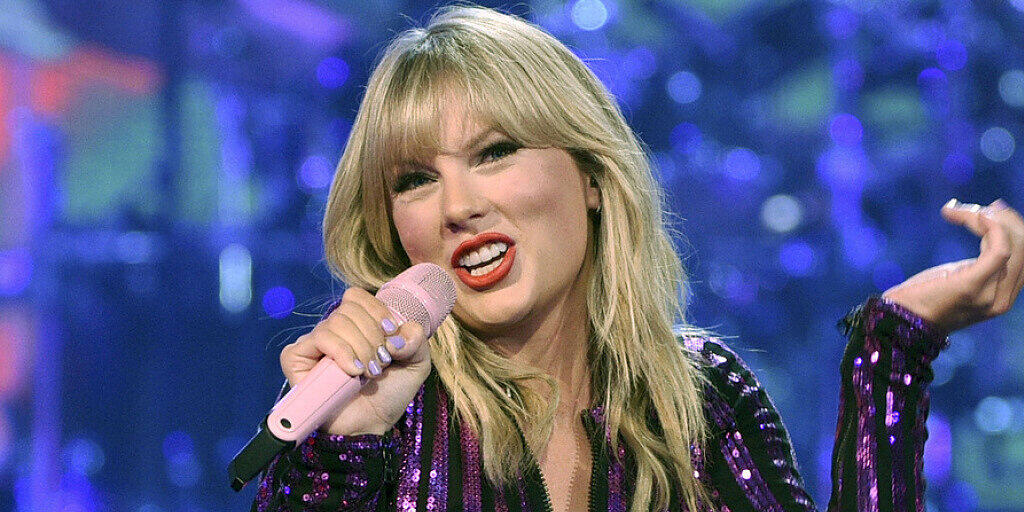 US-Sängerin Taylor Swift will ihre früheren Alben noch einmal aufnehmen. Grund dafür ist ein Millionen-Deal, bei dem die Master-Aufnahmen ihrer Songs Besitzer wechselten.