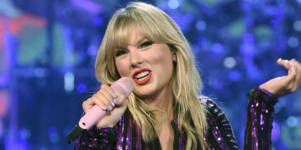 US-Sängerin Taylor Swift will ihre früheren Alben noch einmal aufnehmen. Grund dafür ist ein Millionen-Deal, bei dem die Master-Aufnahmen ihrer Songs Besitzer wechselten. US-Sängerin Taylor Swift will ihre früheren Alben noch einmal aufnehmen. Grund dafür ist ein Millionen-Deal, bei dem die Master-Aufnahmen ihrer Songs Besitzer wechselten.