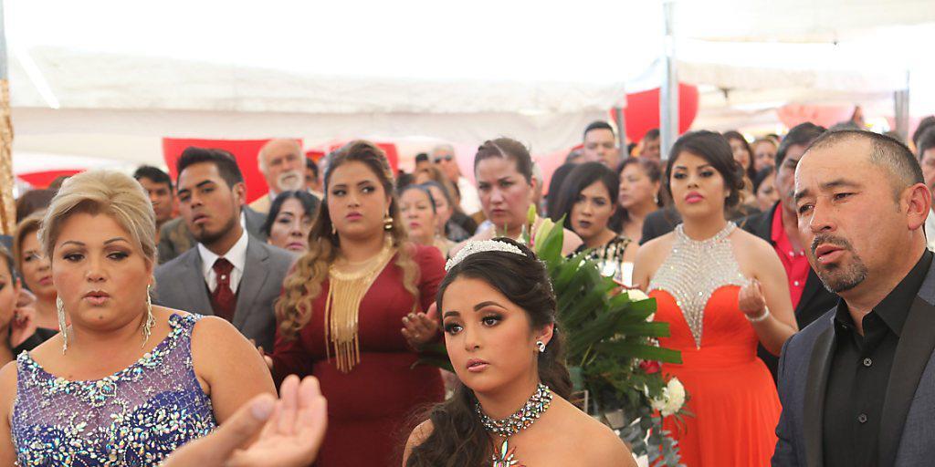 Eine Messe zum 15. Geburtstag: Die Eltern von Teenager Rubi Ibarra Garcia (Mitte) luden zur grossen Party in der mexikanischen Ortschaft La Joya.