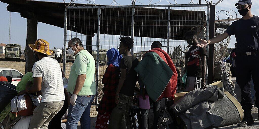 Nach dem Feuer im Flüchtlingscamp Moria habe 200 Flüchtlinge ein neues Lager bezogen.