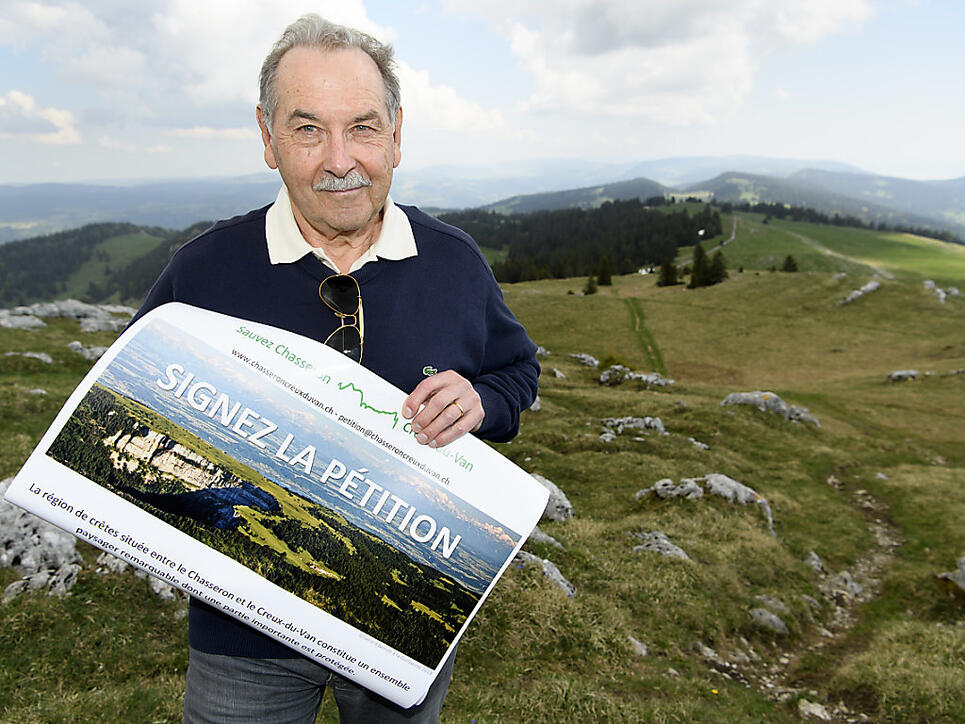 Jean-Marc Blanc von Paysage-Libre Vaud lancierte die Petition am Dienstag auf dem Gipfel des Chasseron.