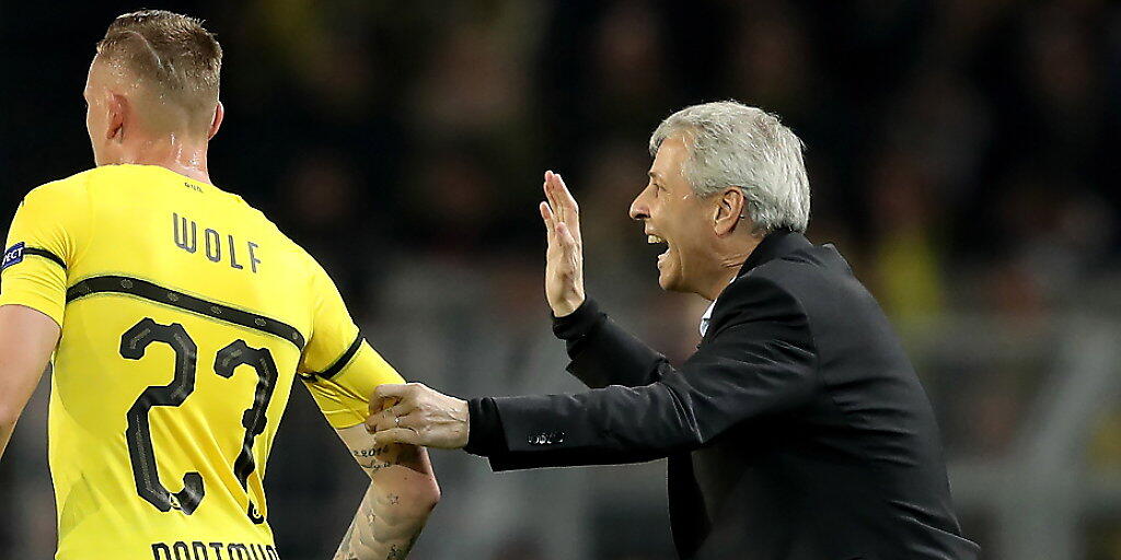 Gute Ratschläge: Dortmund-Coach Lucien Favre mit Marius Wolf