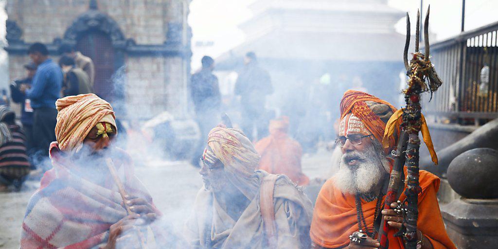Vor dem Pashupati-Tempel in Kathmandu versammeln sich Sadhus - als heilig angesehene M&auml;nner -, um dort die ganze Nacht zu beten und zu meditieren.