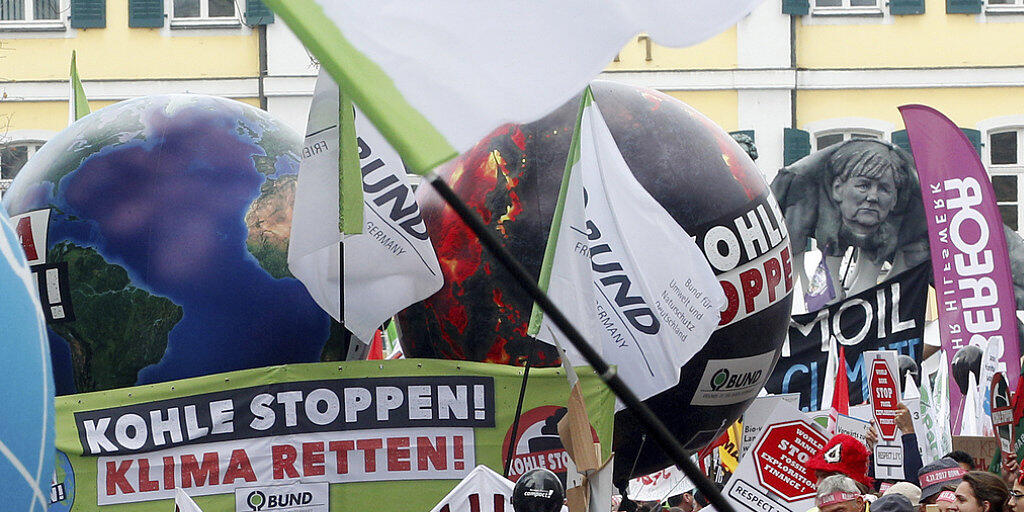 Vor Beginn der Weltklimakonferenz in Bonn haben tausende Menschen in der früheren Hauptstadt für den Ausstieg aus der Kohleenergie demonstriert.
