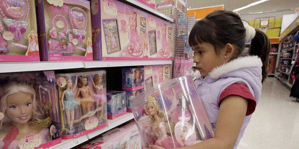 Kundin in einem US-Geschäft vor Regalen mit Puppen des "Barbie"-Herstellers Mattel. (Archivbild)