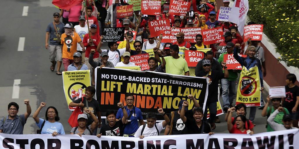 Demonstranten in Manila fordern eine Ende des Kriegsrechts im Süden der Philippinen. Allerdings vergeblich: Das Parlament stimmte der Verlängerung des Kriegsrechts zu.
