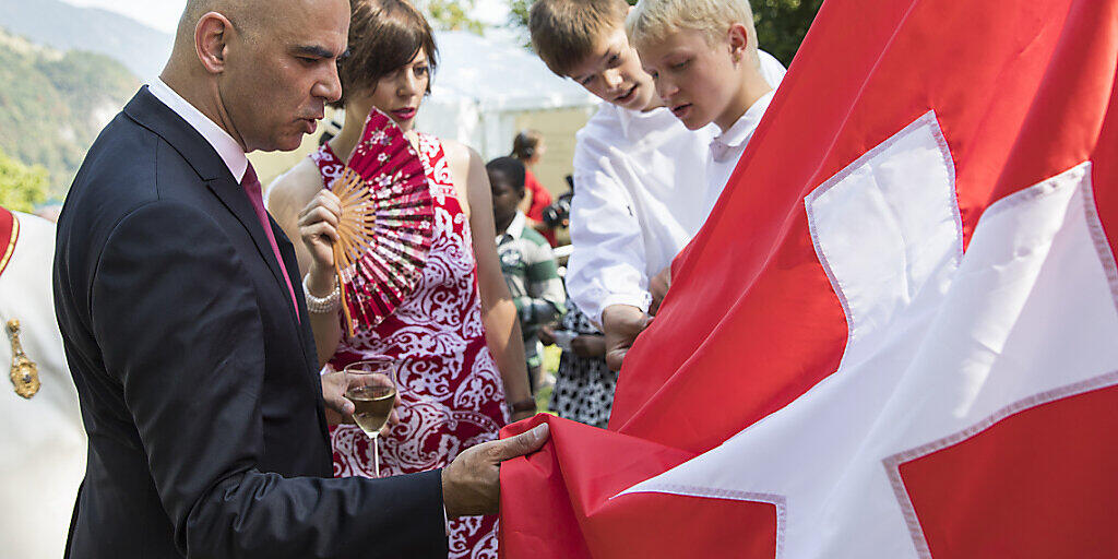 Bundesrat Alain Berset auf Tuchfühlung mit Fahnenschwingern auf dem Rütli vor zwei Jahren in seinem Jahr als Bundespräsident. 2020 hält er seine Ansprache in Bellinzona. (KEYSTONE/Peter Klaunzer)