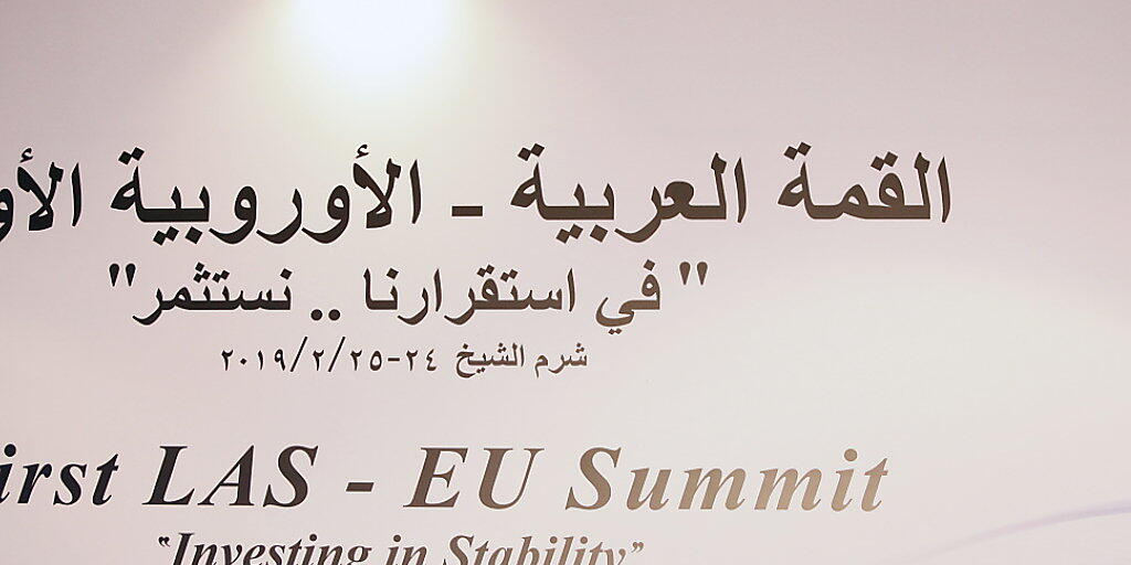 EU-Ratspräsident Donald Tusk (l.), Ägyptens Präsident Abdel Fattah al-Sisi (M) und der Generalsekretär der Arabischen Liga, Ahmed Abul Ghait (r.) am Montag bei der Abschlussmedienkonferenz zum Gipfel von Europäischer Union und Arabischer Liga im ägyptischen Scharm el Scheich.