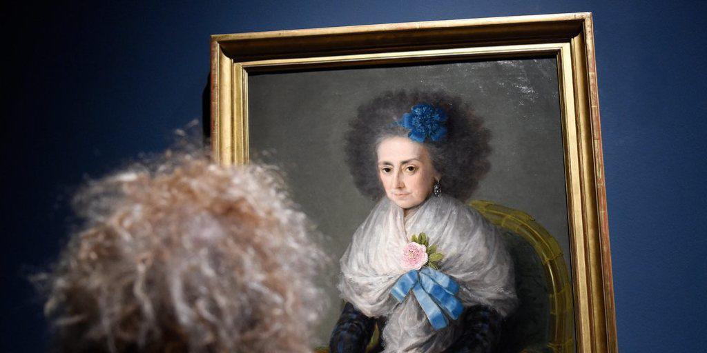 Ein Besucher vor dem Porträt der Dona Maria Antonia Gonzaga, Marquesa de Villafranca (Bild aktuell).