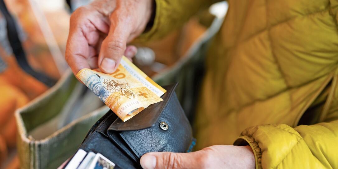 PORTEMONNAIE, GELDBOERSE, SCHWEIZER FRANKEN, SCHWEIZERFRANKEN, SCHWEIZER GELD, GELD, WAEHRUNG, ZAHLUNGSMITTEL, BARGELD,  CHF, SFR,  BANKNOTE, GELDNOTE, GELDSCHEIN, PAPIERGELD KAUFKRAFT,