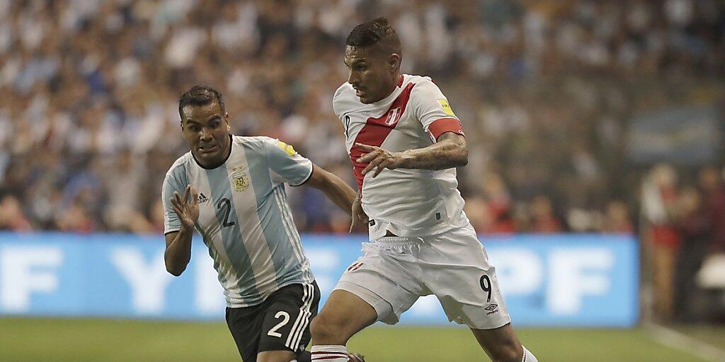 Perus Captain Paolo Guerrero (am Ball) wird wegen eines Dopingvergehens nicht an der WM spielen können