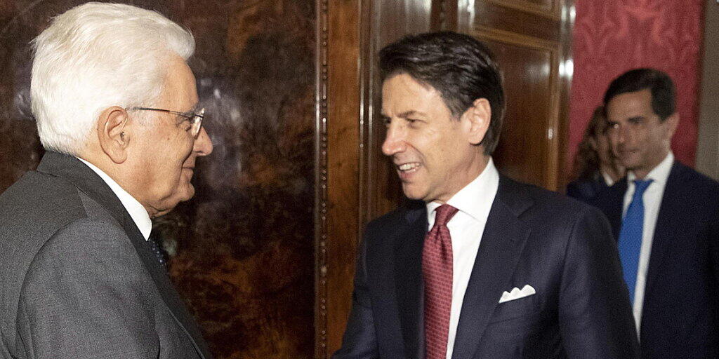Noch-Regierungschef Conte (Mitte) beim Empfang durch Staatspräsident Mattarella (links) in dessen Amtssitz auf dem Quirinal in Rom. Dort reichte Conte formell seinen Rücktritt ein.