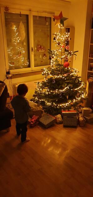 Das Christkind war da - staunen, bewundern, glücklich sein.