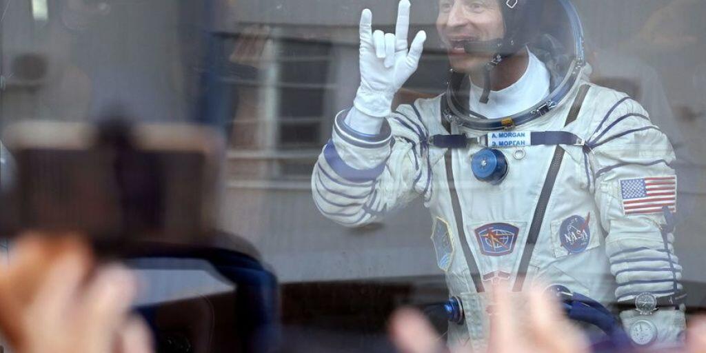 Der ISS-Astronaut Andrew Morgan letzten Juli vor seinem Start. Er und je ein Kollege und eine Kollegin werden wie geplant und trotz Covid-19 am 17. April auf der Erde zurückerwartet. (Archivbild)