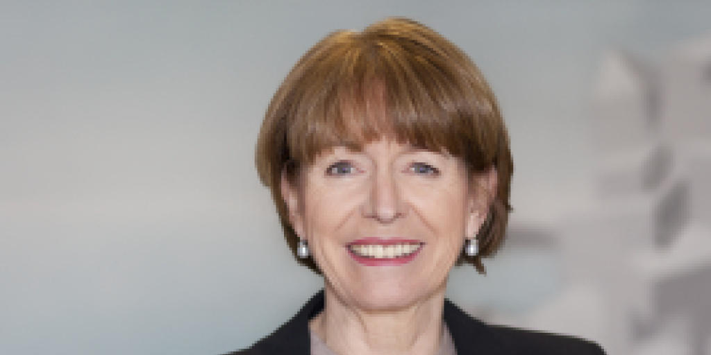 Die parteilose Kölner Politikerin Henriette Reker ist am Samstag in Köln von einem Mann mit einem Messer schwer verletzt worden. Reker ist aussichtsreiche Kandidatin für das Amt des Oberbürgermeisters in Köln. Die Wahl sollte morgen stattfinden