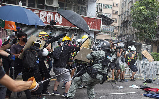 Die Konfrontation zwischen Demonstranten und Sicherheitskräften in Hongkong eskalierte am Samstag erneut.