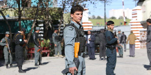 Ein afghanischer Polizist nahe des Anschlagortes in Kabul
