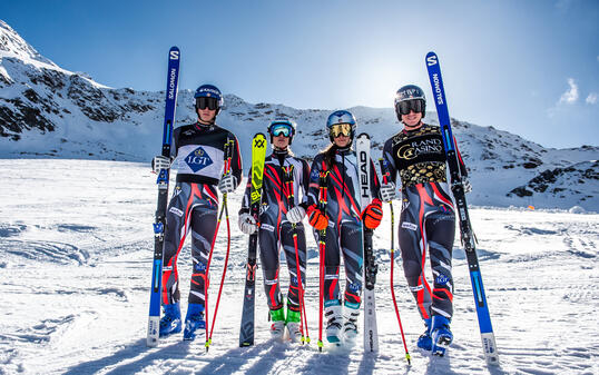Das Weltcupteam dieser Saison mit Nico Gauer, Madeleine Beck, Charlotte Lingg und Marco Pfiffner (v.l.).