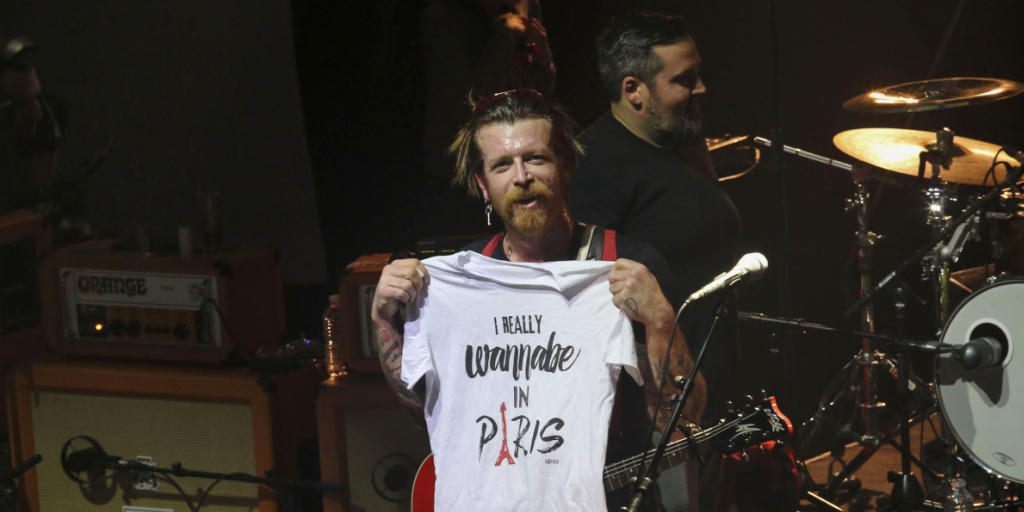 Hommage an Paris: Sänger der Rockband Eagles of Death Metal, Jesse Hughes, beim Auftritt in der Konzerthalle "Olympia".
