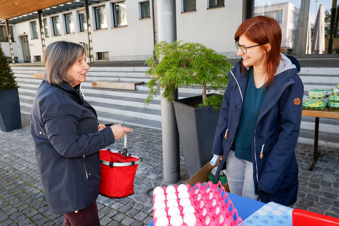 Karfreitagseierverkauf auf dem Dorfplatz von Eschen