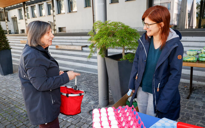 Karfreitagseierverkauf auf dem Dorfplatz von Eschen
