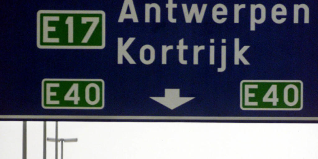 Belgische Autobahn mit ständiger Beleuchtung und - ausnahmsweise Fussgängern, damals im Jahr 2000 wegen einer Verkehrsblockade (Archiv)