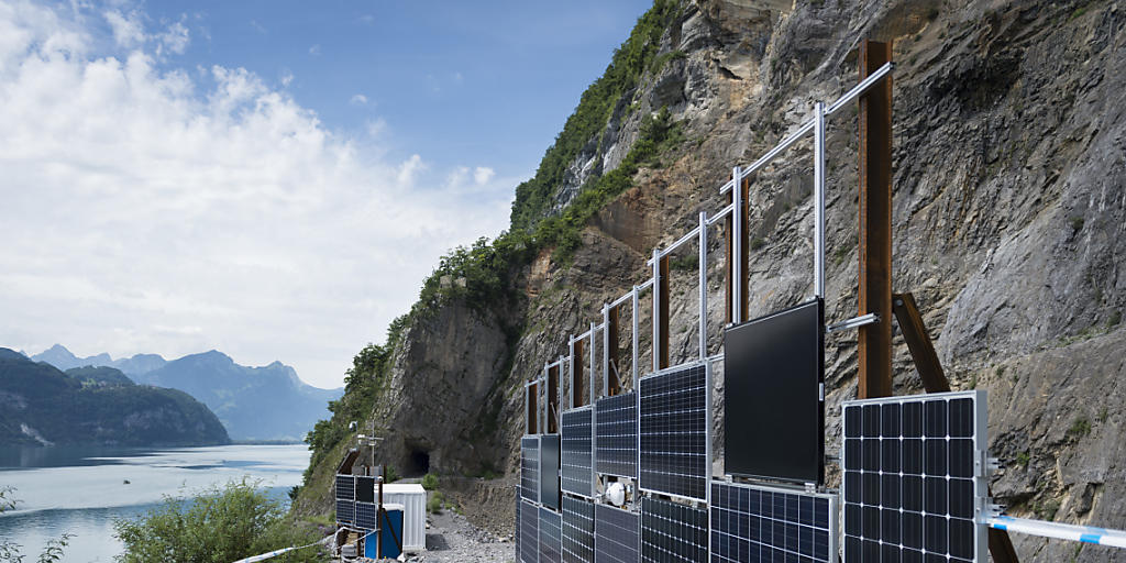 Blick auf die Solartestanlage im alten Steinbruch am Walensee. Die geplante Solaranlage soll elf Fussballfelder gross werden. Blick auf die Solartestanlage im alten Steinbruch am Walensee. Die geplante Solaranlage soll elf Fussballfelder gross werden.