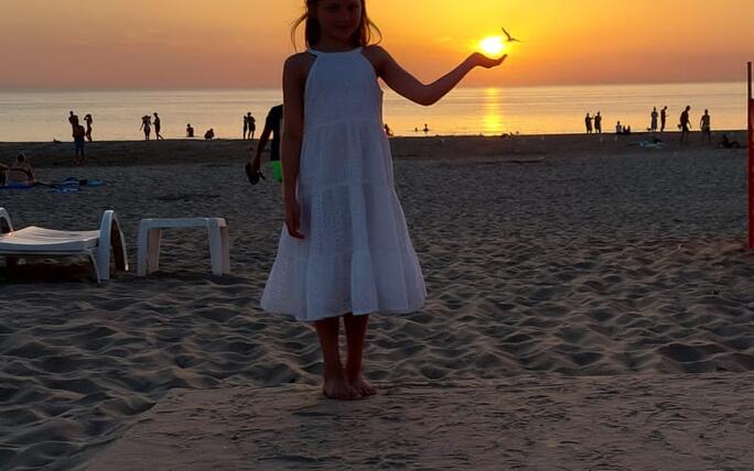 Naemi hält das Licht der Welt
