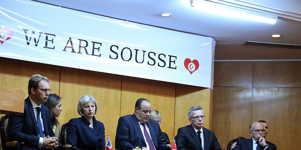 Der tunesische Innenminister Gharsalli (Mitte) flankiert in Sousse rechts von seinen Amtskollegen de Maizière (Deutschland) und Cazeneuve (Frankreich) sowie Theresa May (Grossbritannien) links.