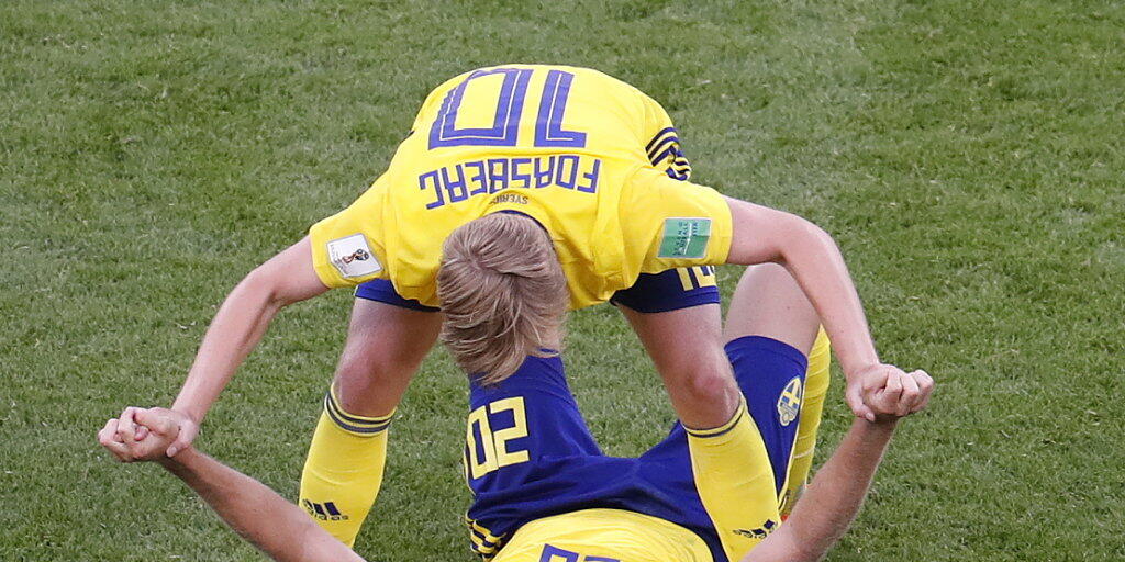 Emil Forsberg jubelt mit Ola Toivonen: Schweden ist im Achtelfinal