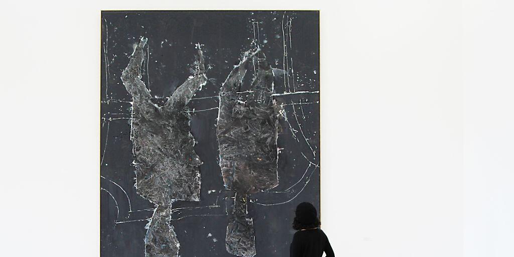 Wandfüllendes Geschenk des Malers Georg Baselitz an die Fondation Beyeler: Nach der Ausstellung "Mondvogel und Spinne" vom Jahresbeginn bekommt das Gemälde "Wer alles? Was alles?" in Riehen einen eigenen Raum.