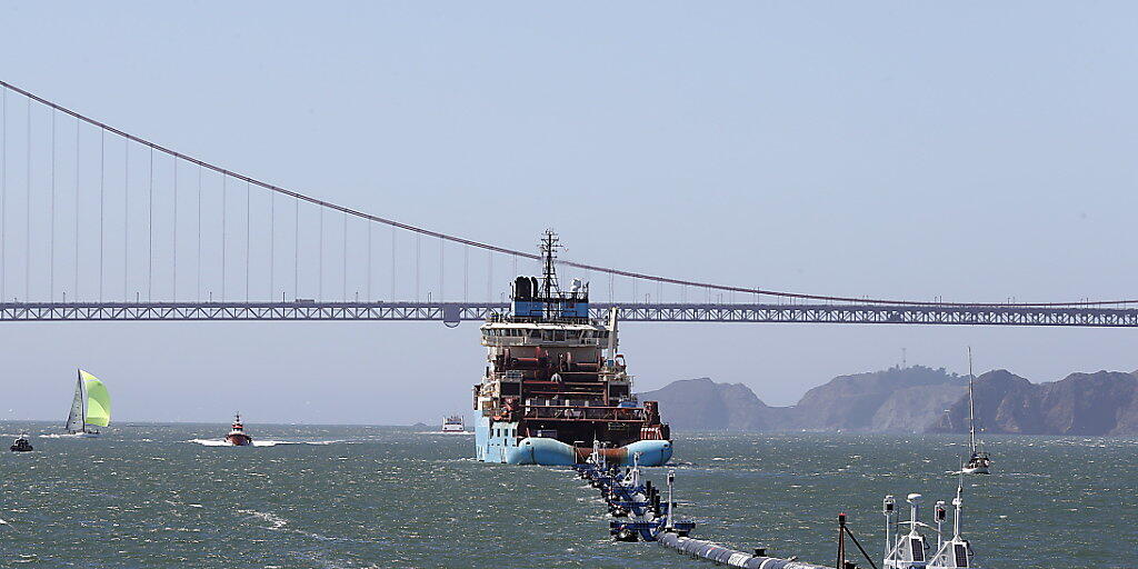 Soll Plastik im Wasser mit einer 600 Meter langen Röhre in U-Form auffangen: Der Abfallroboter "Ocean Cleanup". (Archivbild)