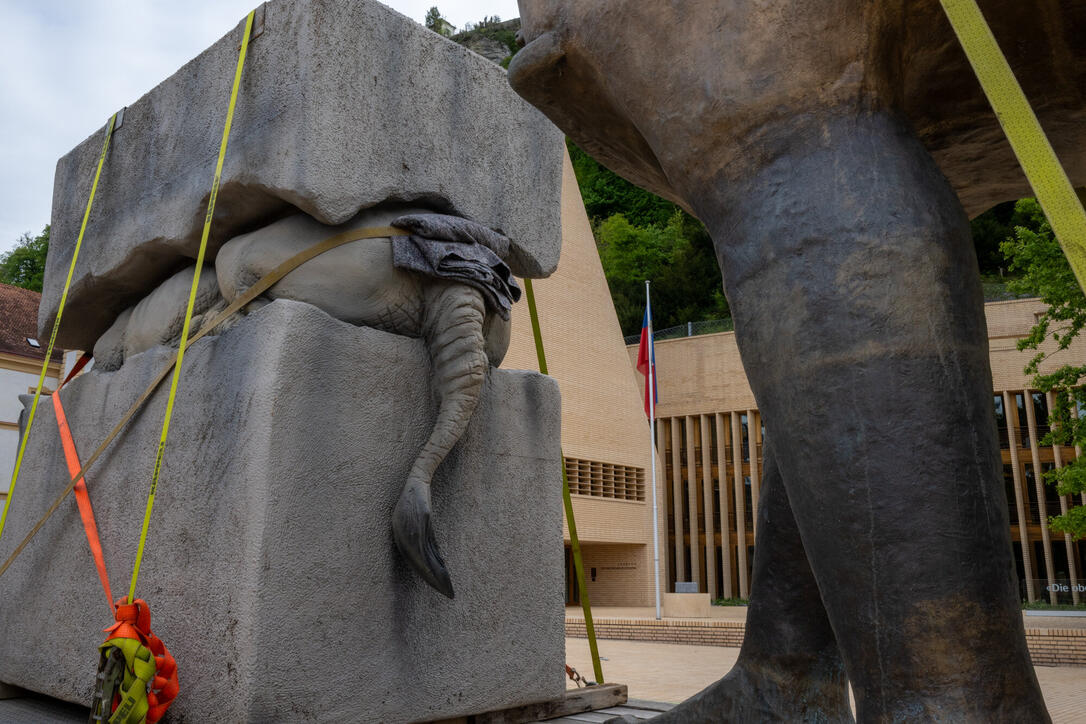 Aufbau der Skulpturen der Bad Ragartz in Vaduz (26.04.2024)