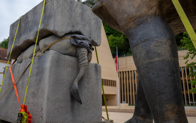 Aufbau der Skulpturen der Bad Ragartz in Vaduz (26.04.2024)