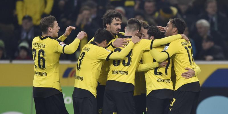 Dortmunds Spieler bejubeln den zweiten Treffer in Mönchengladbach