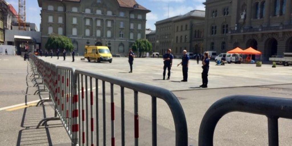 Die Polizei hat in Bern wegen einer angekündigten Demonstration gegen Corona-Massnahmen den Bundesplatz abgesperrt.