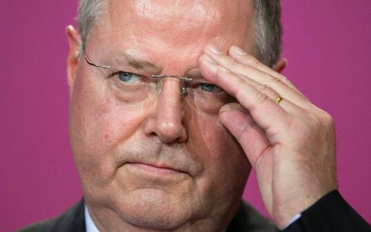 Unterlag 2013 in der Bundeskanzlerwahl seiner Konkurrentin Angela Merkel: der deutsche Sozialdemokrat und frühere Finanzminister Peer Steinbrück. Nun zieht sich der 69-Jährige aus der Politik zurück. (Archiv)